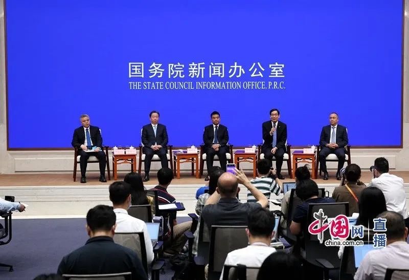 中外记者晤面会上，，周育先谈怎样弘扬企业家精神